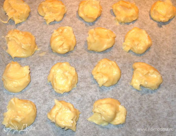 С помощью двух чайных ложек выложить тесто на противень, выстланный бумагой для выпечки. Выпекать при температуре 180 градусов 15 минут. Затем снизить температуру до 160 градусов и выпекать еще 15 минут. Затем с помощью зубочистки сделать в эклерах сверху проколы, чтобы подсушить их изнутри в течении 5 минут.
