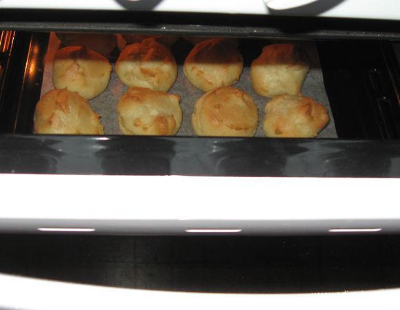 Приоткрыть духовку на 5 минут, чтобы эклеры не осели от смены температуры.