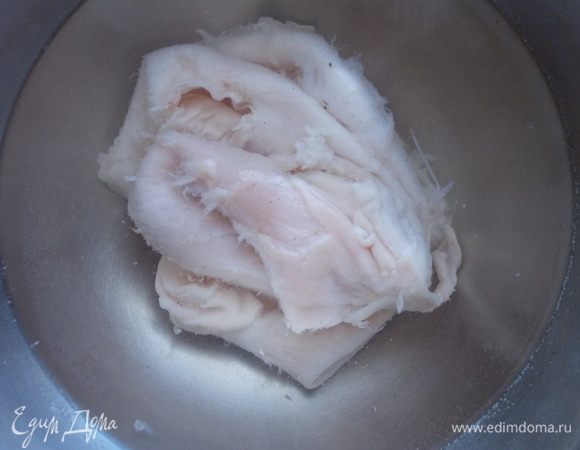 Заранее, почистить свиной желудок. Затем на ночь положить его в холодную воду с небольшим количеством уксуса и соли.