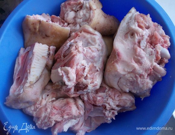 Свиную голову разрубить на части, хорошо её вымыть. 