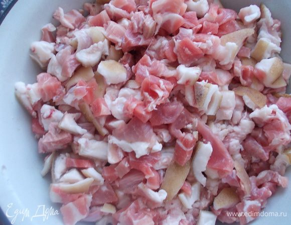 С головы срезать 1 кг мяса и порезать его мелко. Добавить к нему ещё 1 кг мелко порезанного мяса.