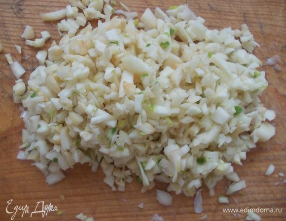 Чеснок хорошо измельчить.