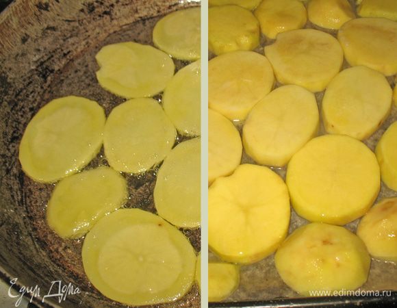 Картофель посолить и обжарить с двух сторон в большом количестве оливкового масла. В некоторых рецептах предлагалась жарить во фритюре. Я пару раз готовила в духовке, посолив и смазав растительным маслом (это чтобы быстрее), тоже было вкусно, главное - не пересушить картошку. 