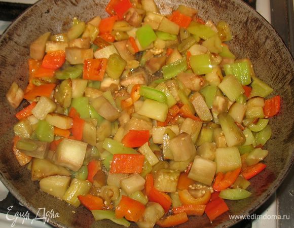 На другой сковороде одновременно с картошкой обжариваем перец и добавляем к нему отжатый от лишней жидкости баклажан. Овощи довести до готовности посолить и поперчить.