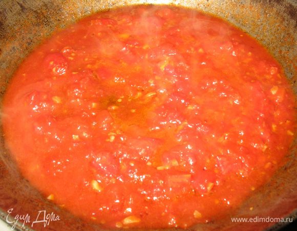 Отдельно готовим соус. В горячем масле обжариваем чеснок и добавляем к нему порезанные кубиками помидоры.  Дать покипеть соусу пока слегка не загустеет, солим, перчим, по желанию добавляем любимые травы. Соус можно оставить так, а можно измельчить блендером. 