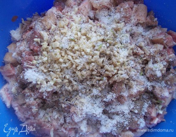 К мясу добавить чеснок, соль и перец по вкусу.
