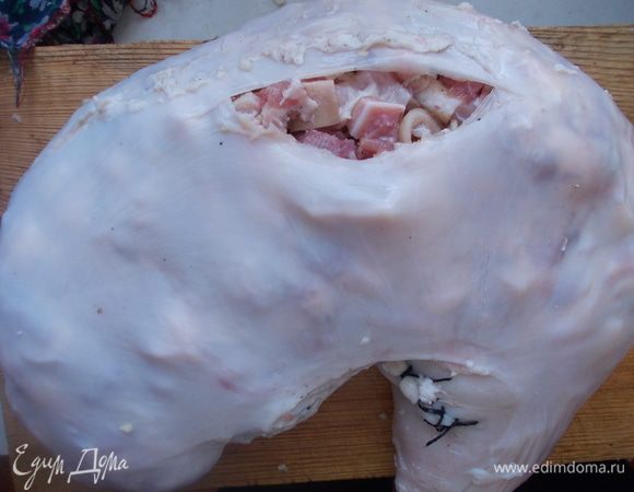 Нафаршировать желудок, но не сильно плотно.Чтобы желудок, когда он варится не лопнул.