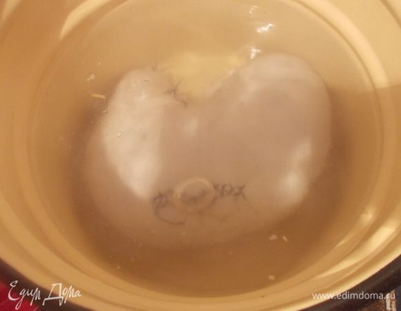 Положить его в кипящую воду и варить на медленном огне, полтора часа.