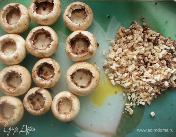 Грибы вымыть и удалить ножку и серединку гриба. Ножки порезать мелко.