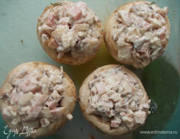 Для второй начинки, мелко порезать ветчину и добавить ещё одну треть порезанных грибов. Добавить пару ложек майонеза и нафаршировать грибы.