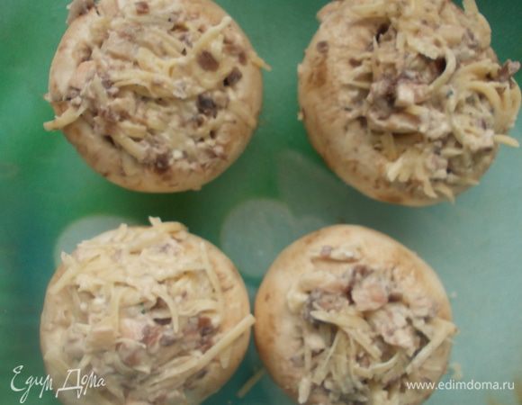 Для третьей начинки смешать тёртый сыр с порезанными грибами и сметаной.