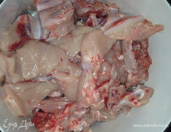 курицу моем, разделываем на мелкие кусочки (я снимаю кожу, но это не обязательно). Заливаем водой и варим от момента закипания около 30 мин (несколько больше чем просто до готовности, чтоб бульон был более насыщеным и наваристым). Бульон солю.