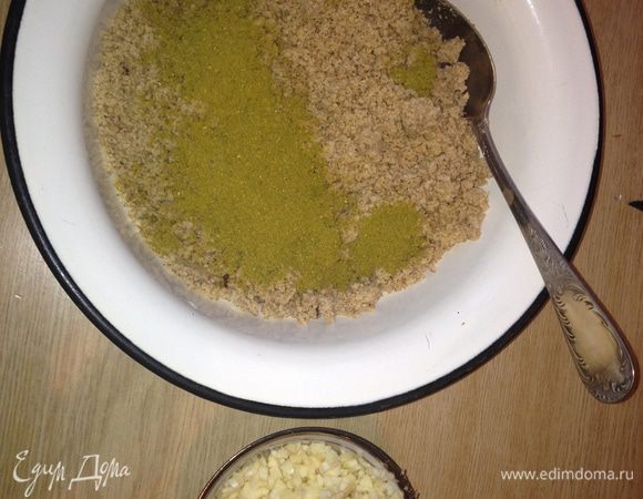 1. обжариваем лук
2. орехи перемалываем в блендереде до "муки", перемешиваем с Хмели-сунели и мелко рубленным чесноком