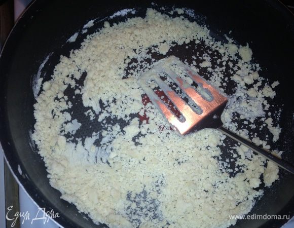 Соус:
(когда курица у вас готова)
в разогретый сотейник льем растительное масло и обжариваем  2 ст ложки муки, важно чтоб не было комочков. 