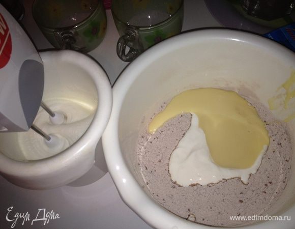 Яйца взбить с сахаром в белую пену
муку смешать с какао, сметаной 0,5 банки сгущенки, рыхлителем и влить туда взбитые яйца, все хорошо перемешать до однородной массы (тесто получается жидким).
