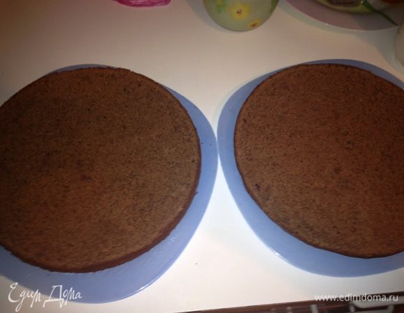 Готовый торт достать из духовки и ГОРЯЧИМ разрезать на 2 равных коржа. 
 