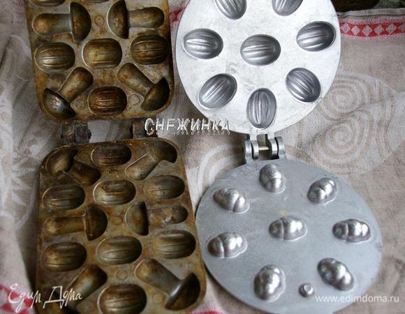 Вот они, те самые формы. Как можно видеть, форма с грибочками старше и использовалась гораздо чаще. На обеих ее половинах выемки для теста, а вот в форме для выпечки орешков с одной стороны выемка, а с другой — выпуклость.