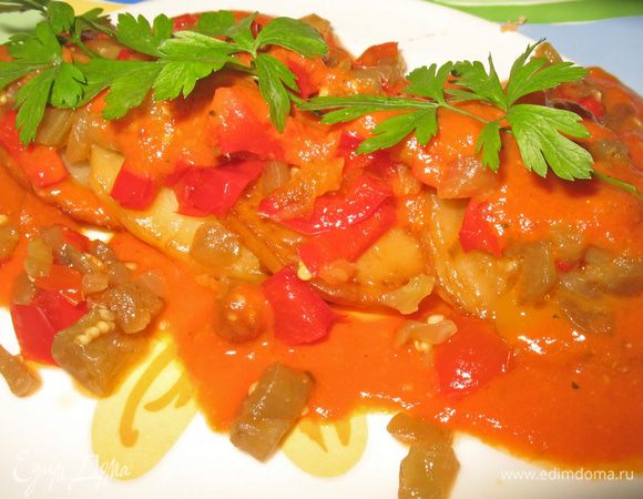 Блюдо подогреть. На теплое блюдо выложить картофель, на картофель овощи и полить томатным соусом. Сверху посыпать зеленью. Подавать это блюдо можно с запеченным мясом или рыбой.