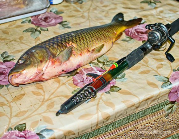 рыбу чистим, моем, если есть икра - отделяем, режем на кусочки