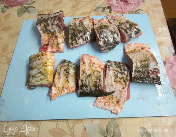 кусочки солим, обваляем в муке