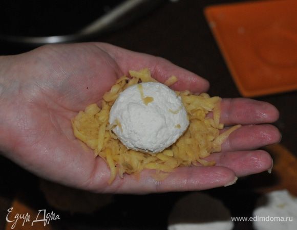 На ладонь положить немного картошки, в серединку – творог. 