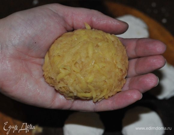 Закрыть еще картофельной массой и сформировать котлетки.