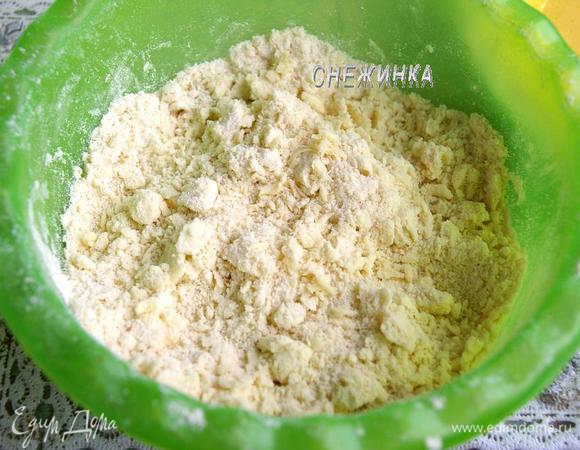 Муку насыпьте в миску, добавьте маргарин, нарезанный кусочками, и разотрите пальцами в крошку. Всыпьте соль и ванилин.