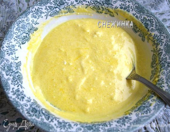 Отдельно взбейте белок до устойчивых пиков. Смешайте с желтковой массой. Добавьте гашенную уксусом соду, перемешайте.