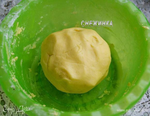 Добавьте яичную массу к мучной крошке. Вымешайте тесто руками. Оно должно быть не слишком крутым, но к рукам липнуть уже не должно. Если необходимо, добавьте немного муки. Оставьте в холоде.