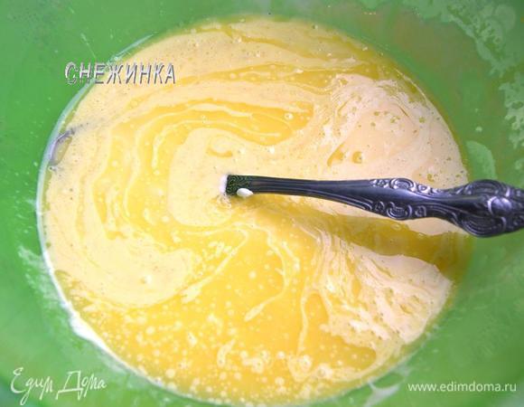 Добавьте в растопленный маргарин и сметану (майонез). Перемешайте.