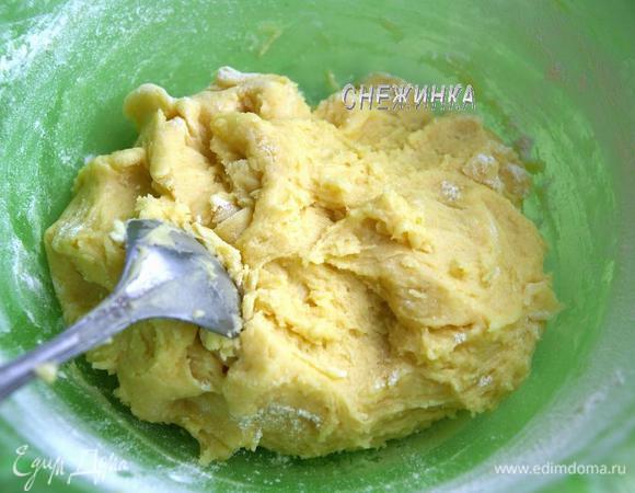 Всыпьте соль и муку. Тесто месить руками не нужно, вымешивайте ложкой, так как тесто остается мягким.