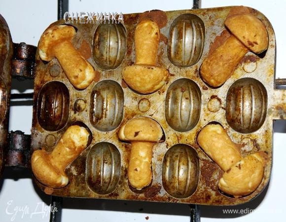 Вот такие они должны получиться. Выньте заготовки, поддев ножом или вилкой. Снова промажьте выемки и положите тесто. Постарайтесь делать все быстро и уверенно, но аккуратно, так как форма горячая!