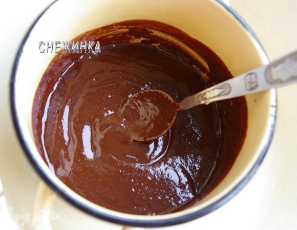 Для этого в кастрюлю положите сливочное масло, сметану, сахар и какао, поставьте на водяную баню и доведите массу до кипения, помешивая. Снимите с бани и добавьте шоколад, перемешайте до однородности. Немного остудите.