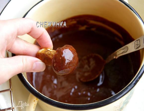 Окуните шляпки грибочков в помадку.