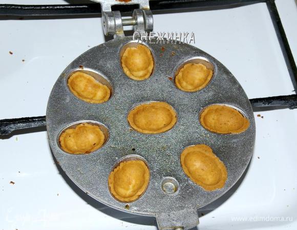 В результате половинки должны получиться вот такие, не слишком бледные, но и не темные. Снова заполните форму и сделайте оставшиеся заготовки. В этом варианте печенья тесто нужно брать понемногу, так как лишнее все равно выдавится.