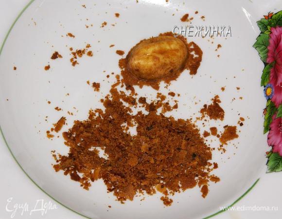 Лишнее, когда остынет, легко отрывается, его можно измельчить и добавить потом в сгущенку для начинки. Лично я так и делаю, зачем добру пропадать?