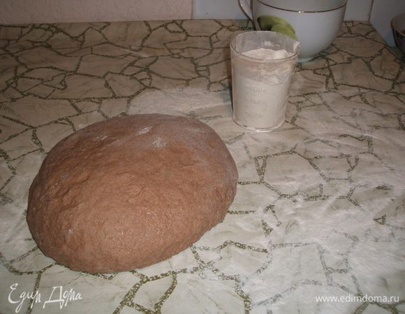 Смешиваем все ингредиенты для теста, перемешиваем и добавляем муку. У меня ушло примерно 6 стаканов (на фото стакан, с которым я работала). Замесить тесто как на вареники (мягкое)