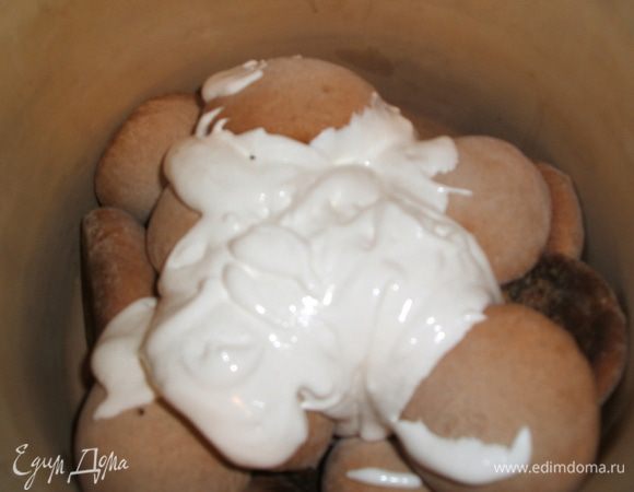 добавляем глазурь. Делаем это порционно, чтоб все перемешалось и покрылось равномерно глазурью.