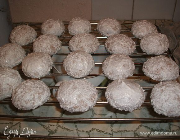 Затем разложим наши пряники на решётку, чтоб подсохли.