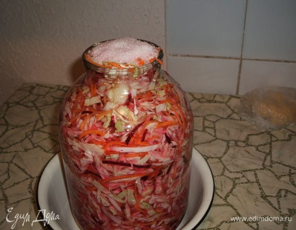 Затем баллон ставим в чашку и наливаем в него воду, понемногу, чтоб она заполнила все пустоты. Когда с водой закончили, добавляем 2 ст.л. соли, накрываем марлечкой и оставляем на 2 суток.