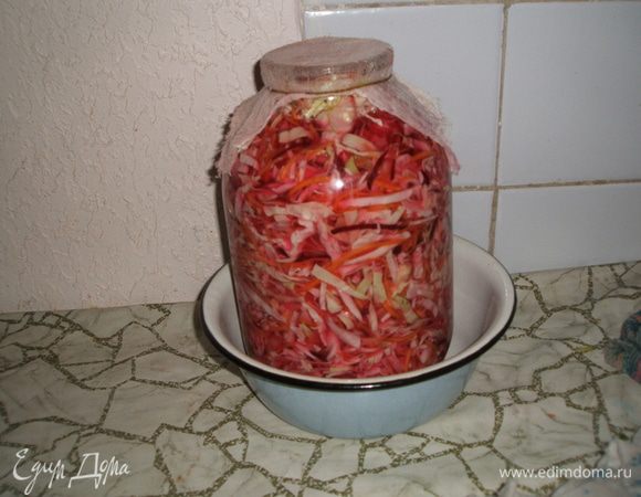 Через два дня. В это же время как вы сделали капусту, снимаем марлечку и добавляем 2 ст. л. сахара и через два дня убираем в холодильник, закрыв уже капроновой крышкой и вкушаем капусточку, под водочку.
У нас обычно начинаем кушать капусту уже через день после того как положили сахар. Приятного аппетита.