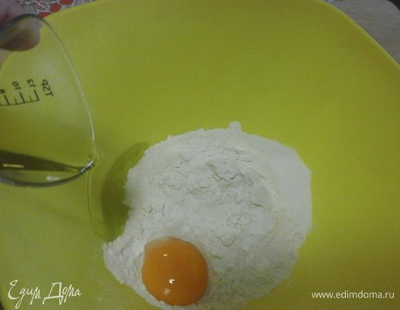 Смешать муку, желток, сахар. соль. Начинать замешивать тесто и доливать постепенно воду.
