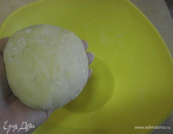 Вымешиваем  до получения однородного  эластичного теста. Миску смазываем растительным маслом, помещаем тесто и накрываем плёнкой. Оставляем  примерно на 1 - 1, 5 часа.