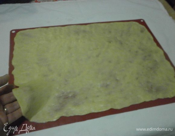 Тонкое, послушное тесто наконец - то принимает нужную нам форму. На ощупь напоминает тонкую ткань.