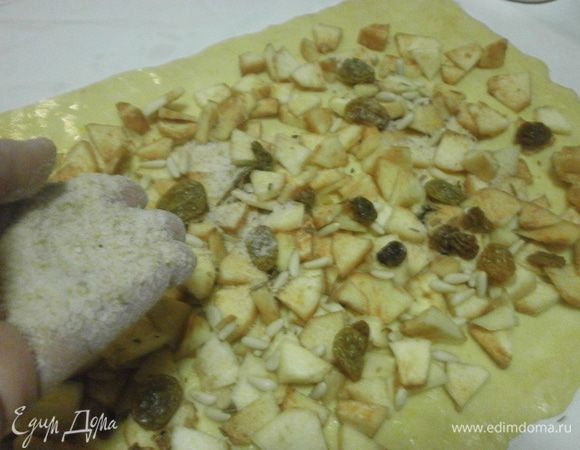 Сверху посыпаем панировочными сухарями.