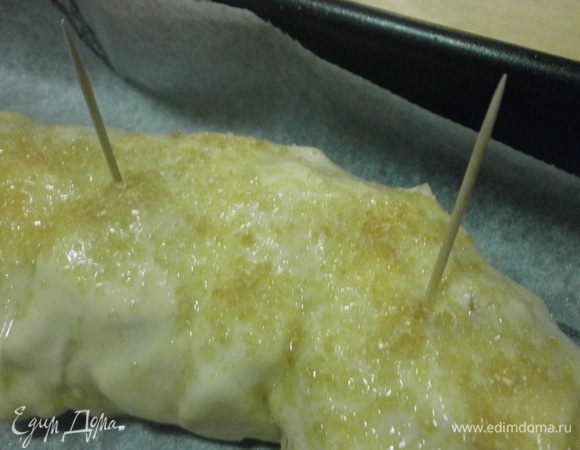 С помощью полотенца заворачиваем рулет. Смазать  слегка взбитым белком, посыпать сахаром. Вставить несколько зубочисток 9 послужит дымарём) для выхода воздуха. Таким образом яблоки хорошо пропекутся и испарится лишняя влага..