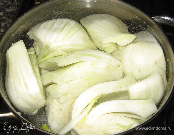 Почистить фенхель,разрезать на четвертинки и отварить в подсоленой воде 10 минут(лучше всего приготовить на пару).