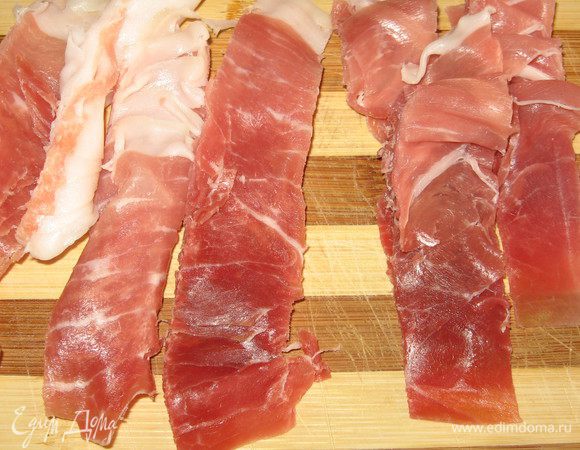 Нарезать ветчину полосками.