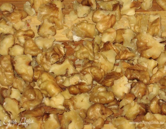 Грецкие орехи мелко нарезать.