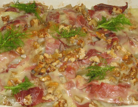 Форму смазать сливочным маслом,выложить фенхель,затем ветчину,посыпать орехами и залить сырным фондю.Поставить форму в разогретую до 180°С духовку на 10-12 минут.Подавать блюдо горячим.Приятного аппетита:)